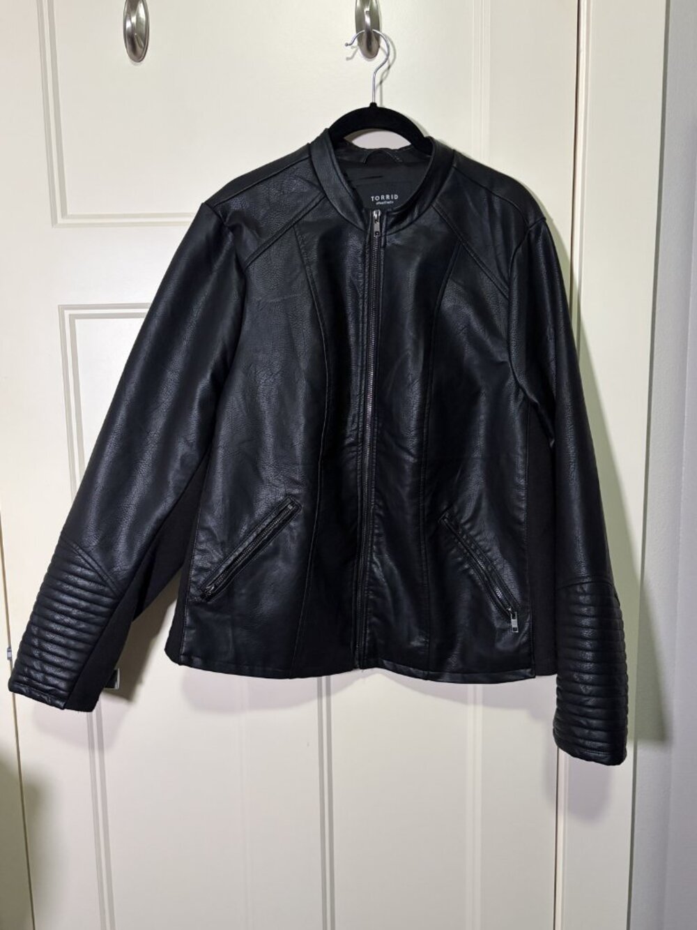 NWOT Torrid 2 (2X) Black Faux Leather Moto Collarless Jacket - Picture 2 of 12